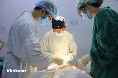Các bác sỹ Khoa phẫu thuật hàm mặt thực hiện một ca phẫu thuật. (Ảnh: PV/Vietnam+) 
