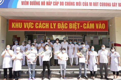 4 bệnh nhân được công bố khỏi bệnh tại Bệnh viện Đa khoa tỉnh Thái Bình. (Ảnh: PV/Vietnam+)