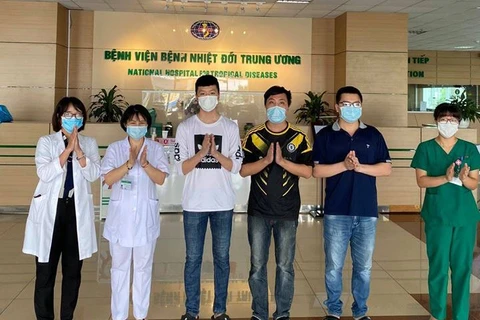 Các bệnh nhân được Bệnh viện Bệnh Nhiệt đới Trung ương công bố khỏi bệnh ngày 5/6. (Ảnh: PV/Vietnam+)