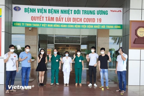 6 bệnh nhân được công bố khỏi bệnh tại Bệnh viện Bệnh nhiệt đới Trung ương. (Ảnh: PV/Vietnam+) 