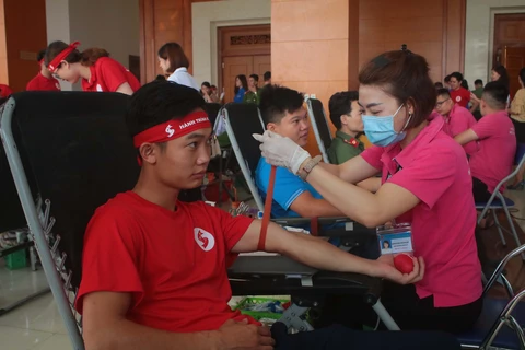 Chương trình Hành trình đỏ thu hút nhiều đoàn viên, thanh niên tham gia hiến máu tình nguyện. (Ảnh: Chu Hiệu/Vietnam+)