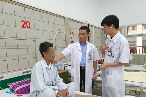 Các bác sỹ thăm khám cho bệnh nhân sau phẫu thuật. (Ảnh: PV/Vietnam+)