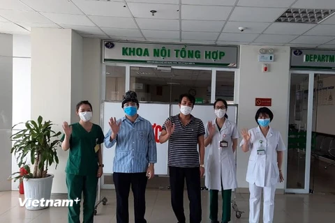 Các bệnh nhân mắc COVID-19 được Bệnh viện Bệnh Nhiệt đới Trung ương công bố khỏi bệnh ngày 12/6. (Ảnh: PV/Vietnam+)