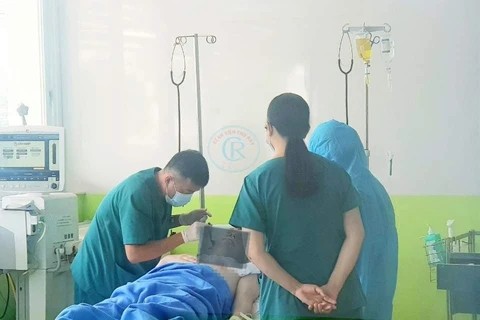Các bác sỹ Bệnh viện Chợ Rẫy cạo râu cho bệnh nhân 91. (Ảnh: Bệnh viện Chợ Rẫy)