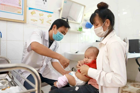 Tiêm vắcxin cho trẻ. (Ảnh: Hoàng Hùng/Vietnam+) 