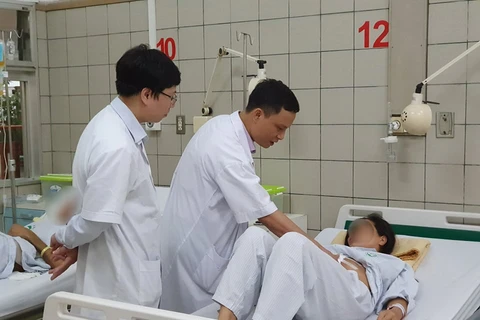 Bác sỹ thăm khám cho bệnh nhân sau phẫu thuật. (Ảnh: PV/Vietnam+)