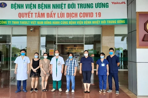 4 bệnh nhân mắc COVID-19 được Bệnh viện Bệnh Nhiệt đới Trung ương trong sáng 2/7. (Ảnh: PV/Vietnam+)