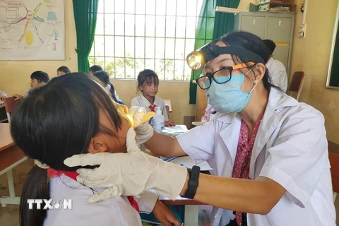 Ngành y tế Đắk Nông mượn tạm lớp học để tổ chức điều tra dịch tễ, khám, điều trị bệnh bạch hầu. (Ảnh: TTXVN phát)