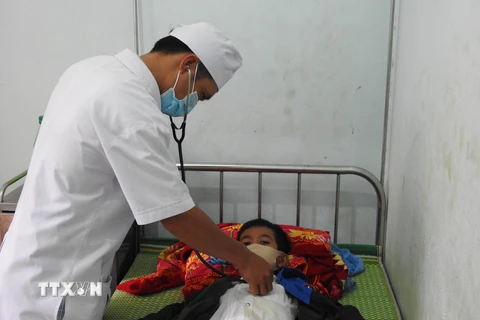 Các bác sỹ tại Trung tâm Y tế huyện Đăk Tô, tỉnh Kon Tum thăm, khám cho bệnh nhân mắc bệnh bạch hầu. (Ảnh: Dư Toán/TTXVN)