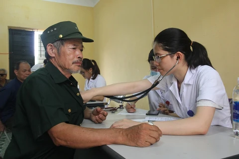Bác sỹ khám bệnh cho người dân tại xã Bình Long. (Ảnh: PV/Vietnam+)