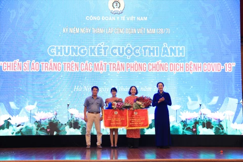 Ban Tổ chức trao giải Đặc biệt và giải Nhất cho các tác giả. (Ảnh: PV/Vietnam+)