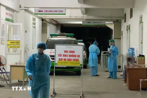 Các bệnh viện tại Đà Nẵng áp dụng các biện pháp kiểm soát nghiêm ngặt, có lực lượng an ninh túc trực. (Ảnh: TTXVN phát)