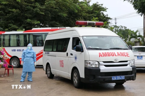 Xe cấp cứu chở bệnh nhân vào bệnh viện dã chiến tại Đà Nẵng. (Ảnh: Quốc Dũng/TTXVN)