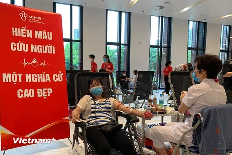 Người dân tham gia hiến máu tại chương trình “Giọt hồng tri ân.” (Ảnh: T.G/Vietnam+) 