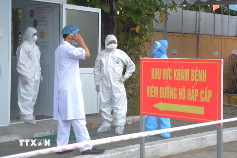 Lực lượng y tế tại Đà Nẵng thực hiện các khâu kiểm soát bệnh nhân kỹ lưỡng. (Ảnh: Văn Dũng/TTXVN)