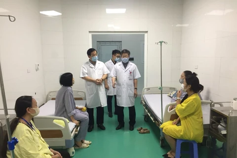 Đoàn kiểm tra số 1 của Bộ Y tế phối hợp với Sở Y tế Hà Nội đã kiểm tra công tác chống dịch COVID-19. (Ảnh: PV/Vietnam+)