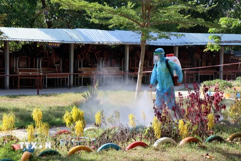 Phun thuốc khử trùng tại khu cách ly tập trung huyện Phú Ninh, tỉnh Quảng Nam. (Ảnh: Trần Tĩnh/TTXVN)