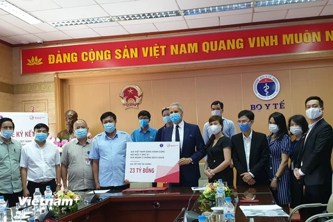 Bộ Y tế tiếp nhận gói hỗ trợ tài chính cho bác sỹ, nhân viên y tế tuyến đầu chống dịch COVID-19. (Ảnh: PV/Vietnam+)