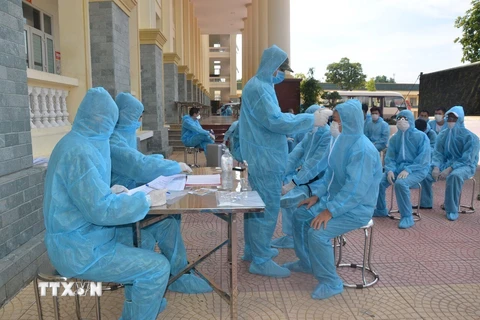 Các cán bộ, chiến sĩ Trường Quân sự Bộ Tư lệnh Thủ đô Hà Nội thực hiện các công tác y tế đối với công dân đang thực hiện cách ly. (Ảnh: Nguyễn Cúc/TTXVN phát)