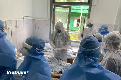 Các bác sỹ điều trị cho bệnh nhân mắc COVID-19 tại Bệnh viện đa khoa khu vực miền núi phía Bắc, Quảng Nam. (Ảnh: Bác sỹ Lương Quốc Chính cung cấp)