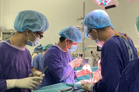 Một ca phẫu thuật ngoại khoa tại Bệnh viện Hữu nghị Việt Đức. (Ảnh: PV/Vietnam+)