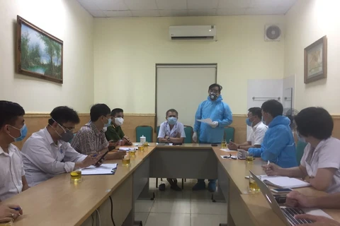 Phó giáo sư Lương Ngọc Khuê làm việc khẩn với Bệnh viện E ngay trong đêm 19/8. (Ảnh: PV/Vietnam+)