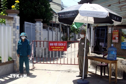 Kiểm soát nghiêm ngặt những địa phương có người nhiễm bệnh COVID-19 tại Quảng Nam. (Ảnh: Trịnh Bang Nhiệm/TTXVN) 