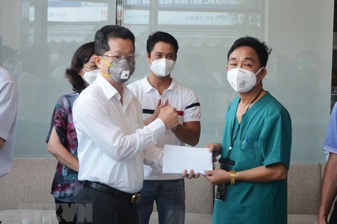 Phó Bí thư Thường trực Nguyễn Văn Quảng trao quà cảm ơn đến các y, bác sỹ đã hỗ trợ Đà Nẵng phòng, chống dịch COVID-19. (Ảnh: Văn Dũng/TTXVN)
