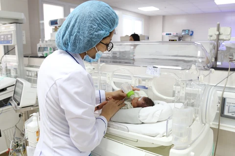 Nhân viên y tế chăm sóc cho trẻ sinh non tại Bệnh viện Sản Nhi tỉnh Phú Thọ. (Ảnh: PV/Vietnam+)