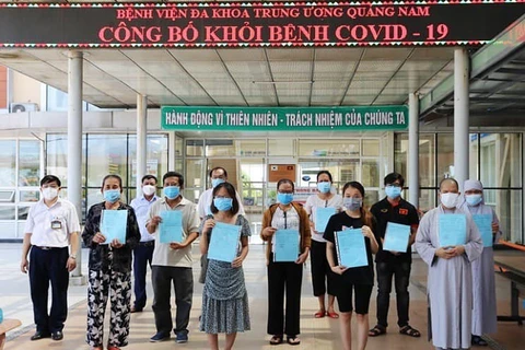 Bệnh nhân được công bố khỏi bệnh tại Bệnh viện đa khoa Trung ương Quảng Nam. (Ảnh: PV/Vietnam+)