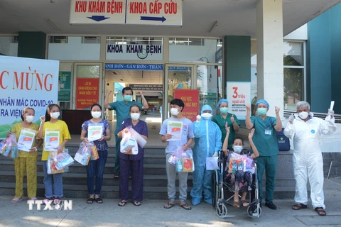 Các bệnh nhân được Bệnh viện dã chiến Hòa Vang công bố khỏi COVID-19 và cho xuất viện. (Ảnh: Văn Dũng/TTXVN)