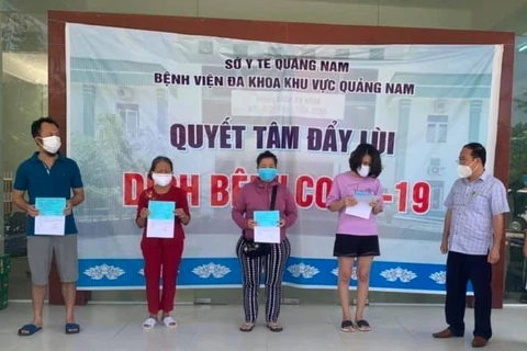 Các bệnh nhân được công bố chữa khỏi tại Bệnh viện đa khoa khu vực Quảng Nam. (Ảnh: PV/Vietnam+)