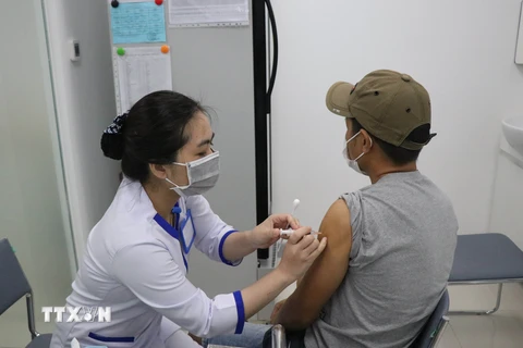 Người dân thành phố Buôn Ma Thuột, tỉnh Đắk Lắk chủ động tiêm chủng vắcxin phòng bệnh bạch hầu. (Ảnh: Tuấn Anh/TTXVN)