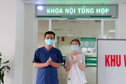 Trường hợp được Bệnh viện Bệnh Nhiệt đới Trung ương cơ sở Đông Anh công bố khỏi bệnh. (Ảnh: PV/Vietnam+)