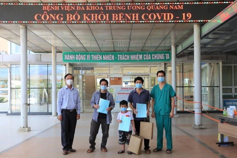 Các bệnh nhân được công bố khỏi bệnh tại Bệnh viện đa khoa Trung ương Quảng Nam. (Ảnh: PV/Vietnam+)
