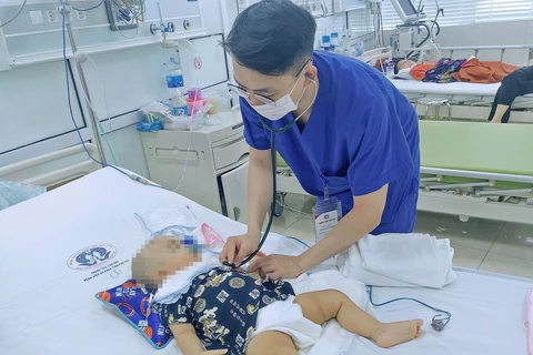 Bệnh nhi đang được điều trị tích cực tại Bệnh viện Sản Nhi tỉnh Phú Thọ. (Ảnh: PV/Vietnam+)