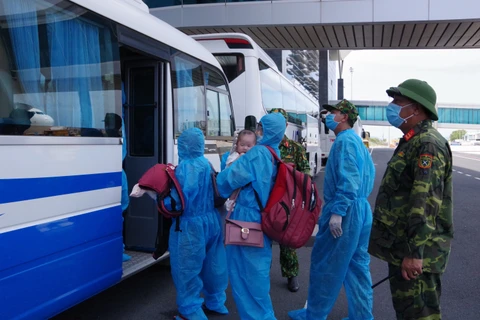 Đón 365 công dân Việt Nam trở về từ Hàn Quốc thực hiện cách ly y tế tại Khánh Hoà trong chiều 15/9. (Ảnh: Phan Sáu/TTXVN)