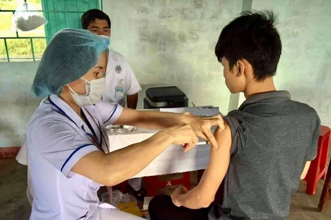 Tiêm vắcxin phòng bệnh bạch hầu cho người dân. (Ảnh: PV/Vietnam+)