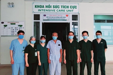 Trường hợp được công bố khỏi COVID-19 tại Bệnh viện Bệnh nhiệt đới Trung ương. (Ảnh: PV/Vietnam+)