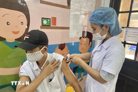 Người dân đến tiêm phòng tại Trung tâm Kiểm soát bệnh tật Thừa Thiên-Huế. (Ảnh: Mai Trang/TTXVN)