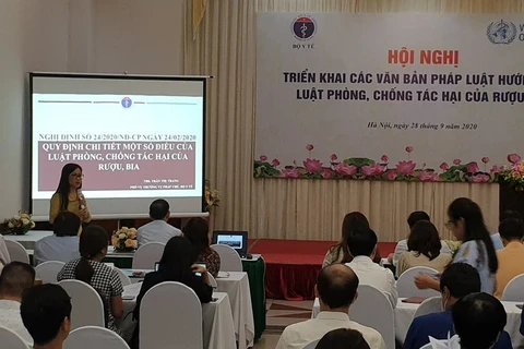 Đại diện Bộ Y tế phổ biến các quy định chi tiết một số điều của Luật phòng chống tác hại của rượu bia. (Ảnh: PV/Vietnam+)
