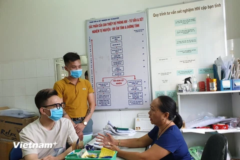 Nhân viên y tế tư vấn về phòng chống HIV/AIDS cho các bạn trẻ tại Thành phố Hồ Chí Minh. (Ảnh: T.G/Vietnam+)