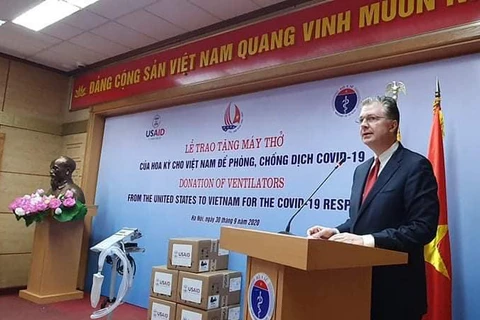 Chính phủ Hoa Kỳ trao tặng 100 máy thở do Hoa Kỳ mới sản xuất để hỗ trợ Việt Nam. (Ảnh: PV/Vietnam+)