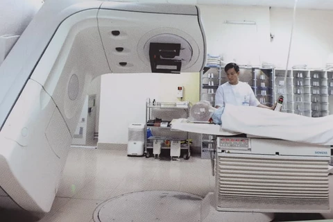 Thực hiện xạ trị gia tốc tại Bệnh viện Bạch Mai. (Ảnh: PV/Vietnam+)
