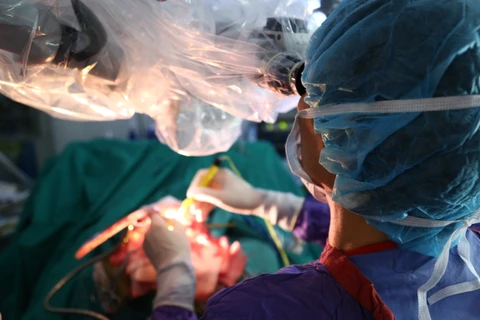 Phẫu thuật não cho 1 bệnh nhân tại Bệnh viện Hữu nghị Việt Đức. (Ảnh: PV/Vietnam+)