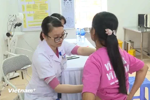 Bác sỹ thực hiện khám sàng lọc phát hiện sớm ung thư vú cho người dân. (Ảnh: PV/Vietnam+)