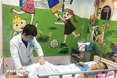 Nam bệnh nhân đang điều trị tại Bệnh viện Hữu nghị Việt Đức. (Ảnh: PV/Vietnam+)