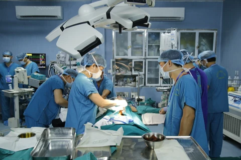 Ca ghép ruột trên người từ người cho sống đầu tiên ở Việt Nam được thực hiện tại Bệnh viện Quân Y 103. (Ảnh: PV/Vietnam+)