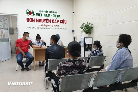 Bác sỹ khám cho bệnh nhân tại đơn nguyên cấp cứu, Bệnh viện Hữu nghị Việt Nam-Cu Ba. (Ảnh: T.G/Vietnam+)
