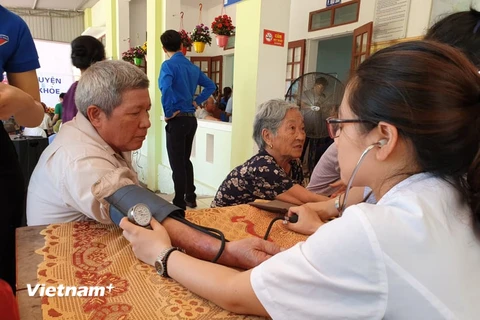 Khám bệnh cho người cao tuổi tại tỉnh Hà Tĩnh. (Ảnh: T.G/Vietnam+)